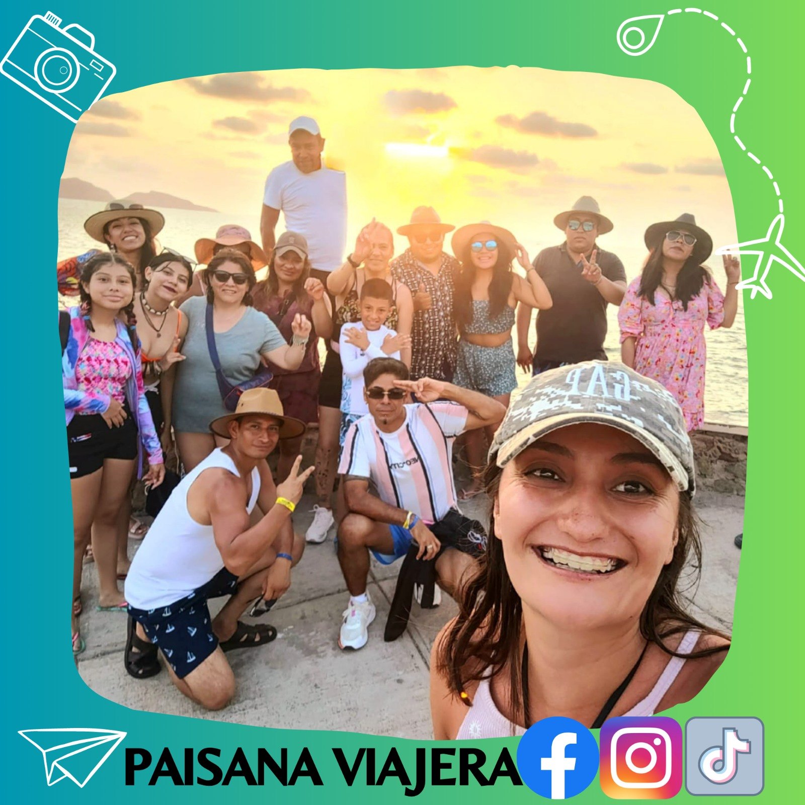 Grupo de viaje Paisana Viajera disfrutando la playa al atardecer